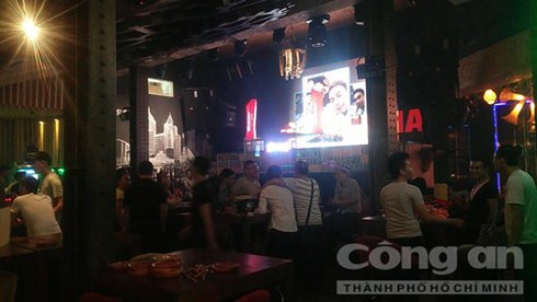 Beer Club giữa Sài Gòn cho nhân viên mặc bikini múa phục vụ khách - ảnh 1