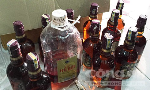 Đột kích lò sản xuất rượu Chivas 18 bằng nước màu kho cá - ảnh 1