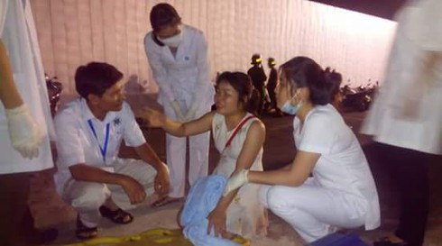 Một đoàn khoảng 20 người ở Thái Nguyên, Bắc Cạn trên tàu du lịch chìm ở sông Hàn - ảnh 1