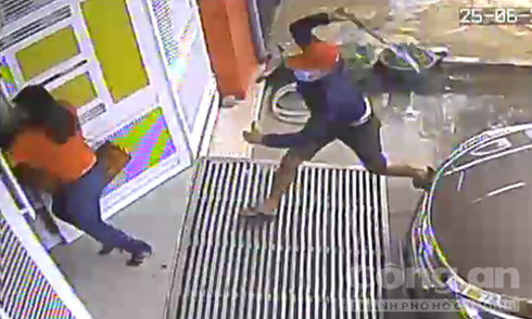 Kinh hoàng côn đồ vác mã tấu chém 1 phụ nữ ngay trước cổng nhà - ảnh 2