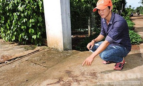 Hỗn chiến trong đêm, nam thanh niên bị đâm gục trước cổng nhà - ảnh 1