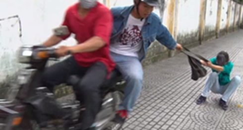 Nghi án người phụ nữ bị cướp giật điện thoại Vertu và hơn 600 triệu đồng - ảnh 1