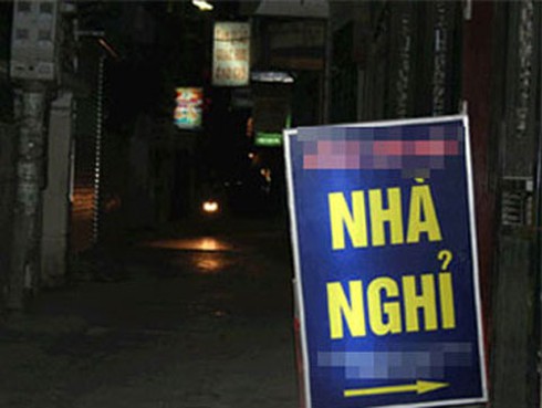 Trưởng Công an thị trấn bỏ lại quần áo lao khỏi nhà nghỉ - ảnh 1