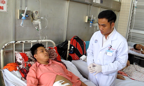 Vào ATM rút tiền lương, nam công nhân bị đâm thấu bụng - ảnh 1