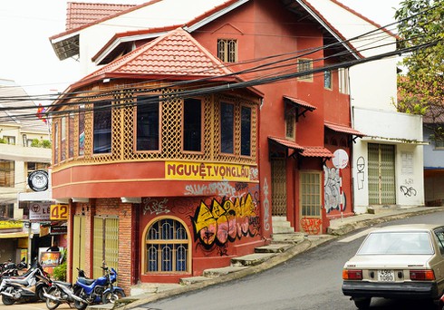 Phạt hành chính 2 người vẽ bậy lên công trình công cộng - ảnh 1