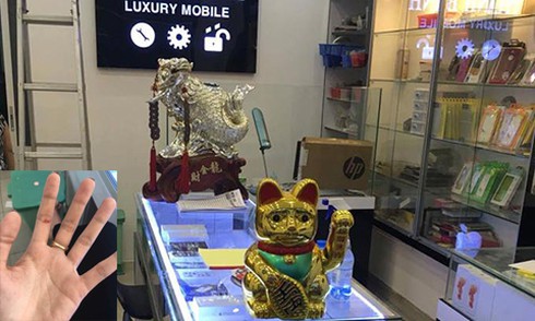 Tên cướp dùng súng uy hiếp chủ tiệm điện thoại ở Sài Gòn - ảnh 1