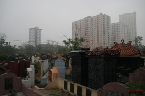 Lạnh người chung cư, biệt thự tiền tỷ sát vách nghĩa trang - ảnh 2