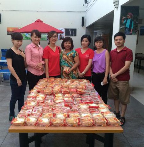 Những người phụ nữ làm bánh Trung thu để... mang tặng - ảnh 1