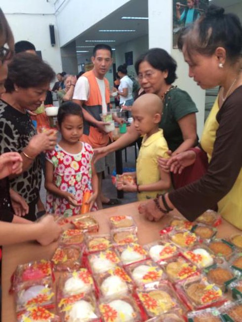 Những người phụ nữ làm bánh Trung thu để... mang tặng - ảnh 2