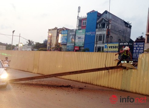 Phê bình Trưởng Ban quản lý đường sắt đô thị Hà Nội sau vụ sắt rơi - ảnh 1