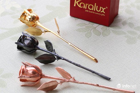 Quà tặng 20/10: Hoa hồng vàng đen hiếm, lạ, đắt đỏ ra thị trường - ảnh 1