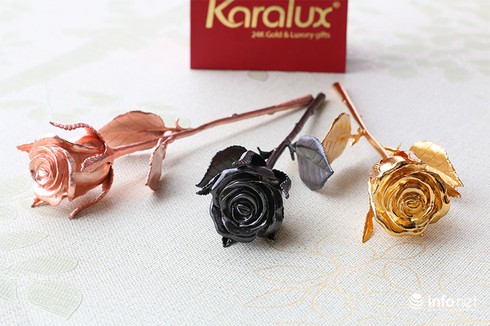 Quà tặng 20/10: Hoa hồng vàng đen hiếm, lạ, đắt đỏ ra thị trường - ảnh 2