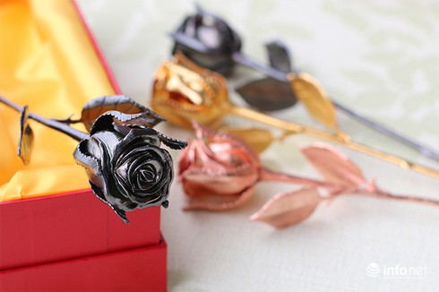 Quà tặng 20/10: Hoa hồng vàng đen hiếm, lạ, đắt đỏ ra thị trường - ảnh 3