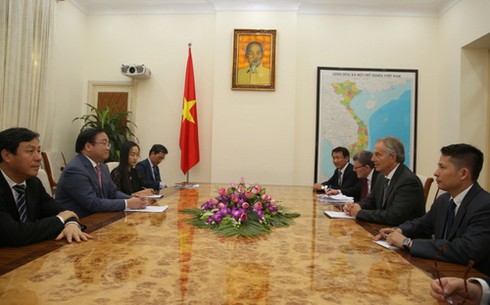 Phó Thủ tướng Hoàng Trung Hải tiếp cựu Thủ tướng Anh Tony Blair - ảnh 1