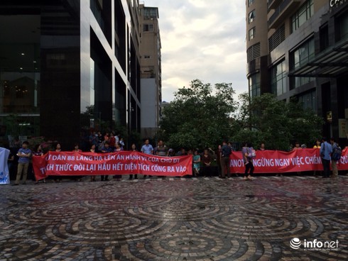 Chung cư cao cấp Skycity: Cư dân căng băng rôn phản đối chủ đầu tư - ảnh 1