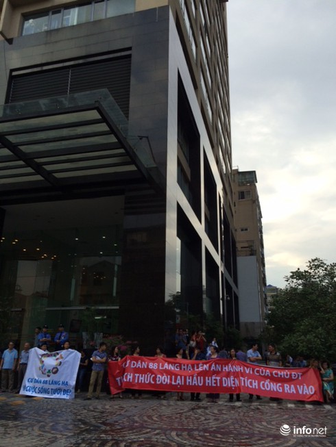 Chung cư cao cấp Skycity: Cư dân căng băng rôn phản đối chủ đầu tư - ảnh 2