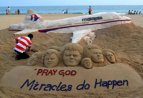 Thế giới mong điều kỳ diệu cho máy bay Malaysia mất tích - ảnh 3