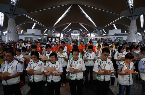 Thế giới mong điều kỳ diệu cho máy bay Malaysia mất tích - ảnh 5