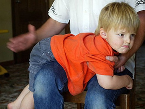 Làm gì khi trẻ thích đánh, cắn cấu bạn? - ảnh 1