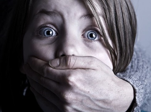 Có nên trì hoãn việc nói với con về mặt trái của xã hội? - ảnh 1