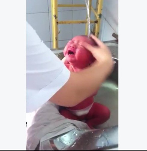 Clip tắm cho trẻ gây sốc: Bác sĩ sản khoa khẳng định cách tắm hoàn toàn sai - ảnh 1