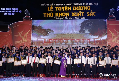 Vinh danh 98 thủ khoa xuất sắc năm 2015 - ảnh 1