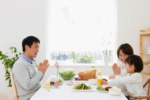 Cách giúp trẻ giữ im lặng nơi đông người - ảnh 1
