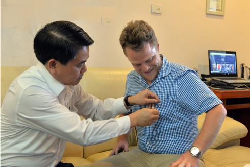 Chủ tịch Hà Nội Nguyễn Đức Chung biểu dương “ông Tây” lội mương dọn rác - ảnh 1