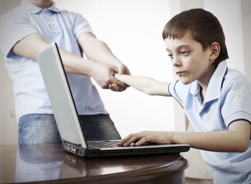 Cho con chơi game là sáng suốt: Ông Trương Gia Bình đẩy trẻ vào vòng nguy hiểm? - ảnh 1
