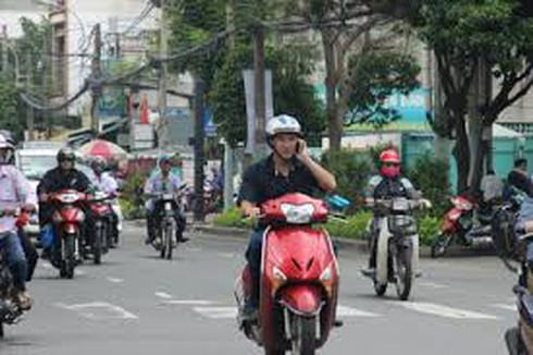 Từ 1/8, sử dụng điện thoại khi điều khiển xe máy bị phạt 200 nghìn đồng - ảnh 1
