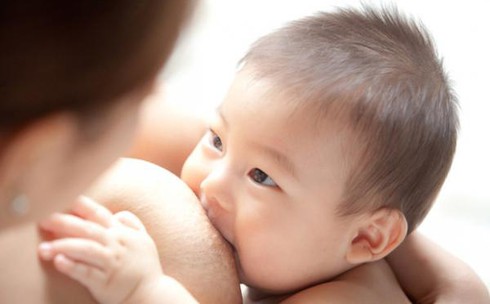 Trẻ béo phì một phần do không bú mẹ hoàn toàn - ảnh 1