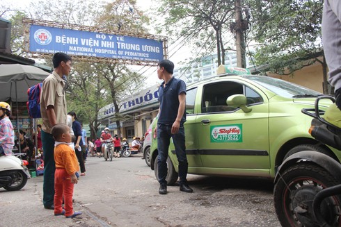 BV Nhi TW nói gì về thông tin “bảo vệ chặn xe cứu thương”? - ảnh 2