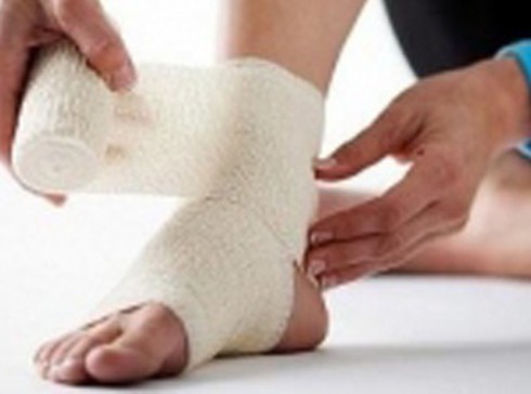 Yêu cầu làm rõ nguyên nhân “đau chân trái, mổ chân phải” - ảnh 1