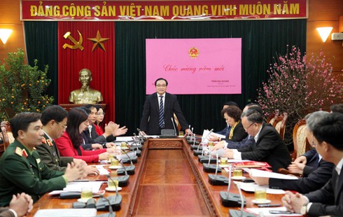 Hà Nội cần bố trí người thường xuyên đi nhặt rác nơi công cộng - ảnh 1