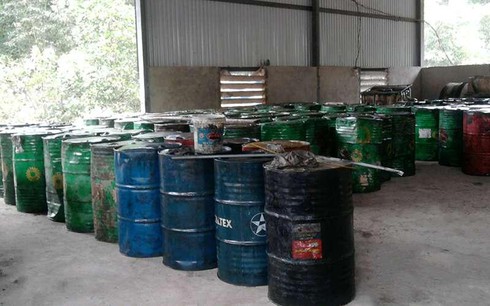 Hà Nội: Bắt giữ xe tải chở 3.000 lít dầu thải nguy hại - ảnh 1