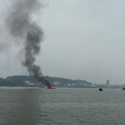 Cháy tàu du lịch trên vịnh Hạ Long, 19 người đã được giải cứu - ảnh 1