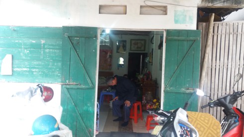Kẻ dí dao, khống chế 2 cháu bé đòi... đi xe tù có đèn nhấp nháy - ảnh 1