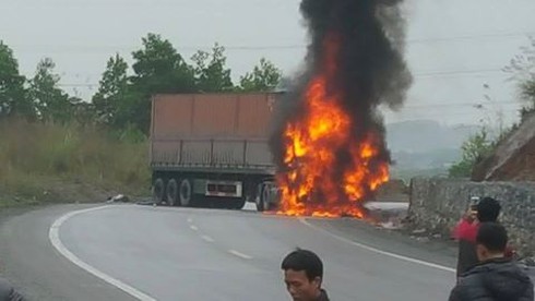 Va chạm với xe container, hai người trên xe máy tử vong tại chỗ - ảnh 1
