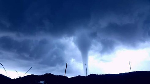 Giông lốc, Cô Tô xuất hiện vòi rồng khổng lồ - ảnh 1