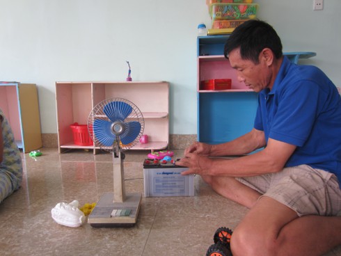 Khẩn trương cấp lại điện nước cho ba hộ dân sống giữa Hạ Long - ảnh 1