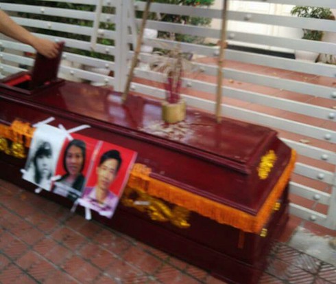 Mang quan tài đến nhà nhân viên bưu điện đòi nợ - ảnh 1