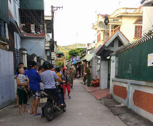 Mang quan tài đến nhà nhân viên bưu điện đòi nợ - ảnh 2