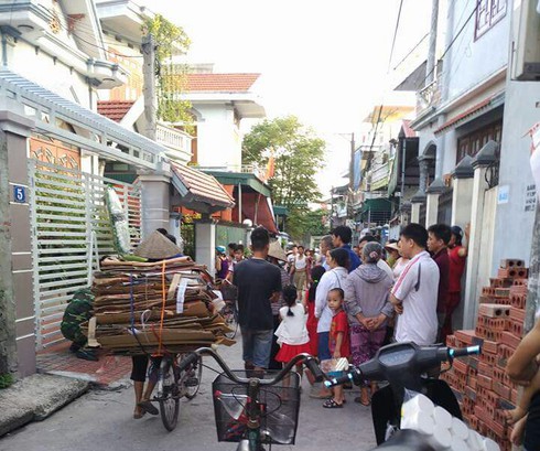 Mang quan tài đến nhà nhân viên bưu điện đòi nợ - ảnh 3