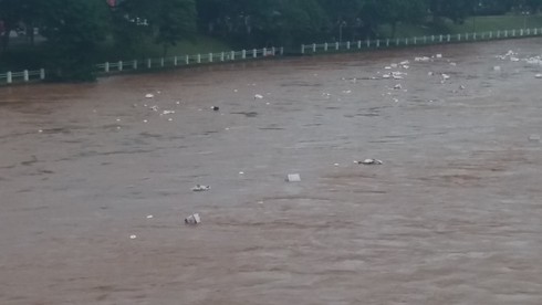 Chìm đò chở hàng, một lái đò thoát chết - ảnh 2