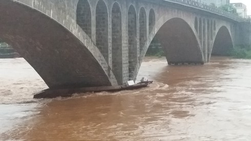 Chìm đò chở hàng, một lái đò thoát chết - ảnh 1