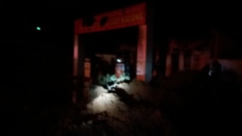 Cây xăng bốc cháy được dập tắt nhưng dân xung quanh không dám ngủ ở nhà - ảnh 3