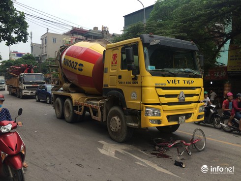 Cụ bà hy hữu thoát chết dưới bánh xe bồn ở Hà Nội - ảnh 1