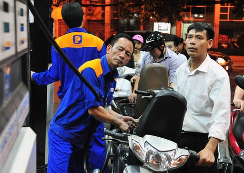 Xăng giảm thêm 420 đồng/lít - ảnh 1