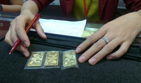 Vàng giảm mạnh: 10 người đến tiệm, 9 người dốc túi bán vàng - ảnh 2