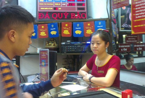 Vàng giảm mạnh: 10 người đến tiệm, 9 người dốc túi bán vàng - ảnh 1